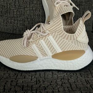 ADIDAS women’s sneaker NWT size 7.5